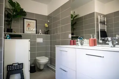 Salle de bains dans l'établissement PWS - Sunny modern flat near Juan Les Pins Pinede & beach - Terrace & AC!