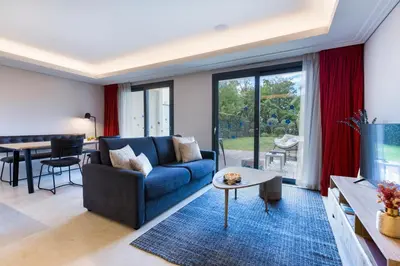 Coin salon dans l'établissement Luxury garden apartment 2BR in the best development of Cap d'Antibes-Juan les Pins