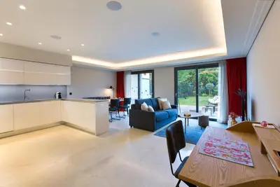 Coin salon dans l'établissement Luxury garden apartment 2BR in the best development of Cap d'Antibes-Juan les Pins