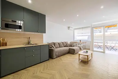 Cuisine ou kitchenette dans l'établissement Cozy renovated apartment - close to Martinez Hotel