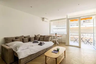 Un ou plusieurs lits dans un hébergement de l'établissement Cozy renovated apartment - close to Martinez Hotel