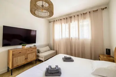 Un ou plusieurs lits dans un hébergement de l'établissement Cozy renovated apartment - close to Martinez Hotel