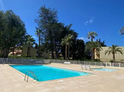 Piscine de l'établissement Hello Côte D'Azur - 2 bedroom apartment with balcony close to the sea ou située à proximité