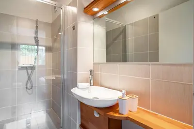Salle de bains dans l'établissement Hello Côte D'Azur - 2 bedroom apartment with balcony close to the sea