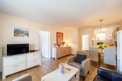 Télévision ou salle de divertissement dans l'établissement Hello Côte D'Azur - 2 bedroom apartment with balcony close to the sea