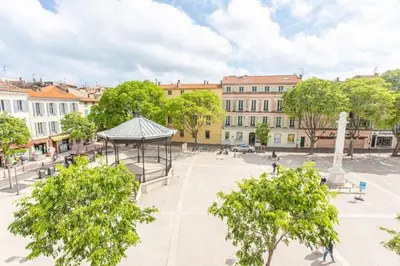 Vue générale sur Antibes ou vue de la ville depuis l'appartement