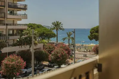 Vue générale sur la mer ou vue sur la mer prise depuis l'appartement