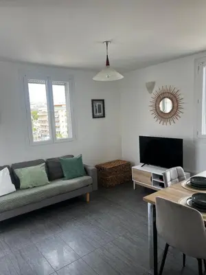 Télévision ou salle de divertissement dans l'établissement Juan Les Pins 2BR Sunny Top Floor 50m Beach Central