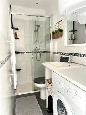Salle de bains dans l'établissement Juan Les Pins 2BR Sunny Top Floor 50m Beach Central