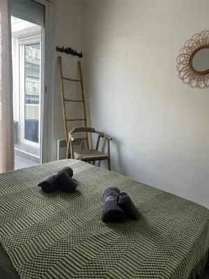 Un ou plusieurs lits dans un hébergement de l'établissement Juan Les Pins 2BR Sunny Top Floor 50m Beach Central
