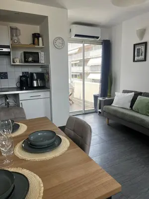 Cuisine ou kitchenette dans l'établissement Juan Les Pins 2BR Sunny Top Floor 50m Beach Central