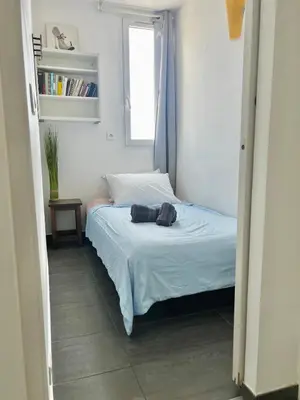 Un ou plusieurs lits dans un hébergement de l'établissement Juan Les Pins 2BR Sunny Top Floor 50m Beach Central