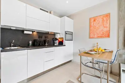 Cuisine ou kitchenette dans l'établissement Downtown Cannes Modern 1-Br Apartment