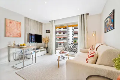 Télévision ou salle de divertissement dans l'établissement Downtown Cannes Modern 1-Br Apartment