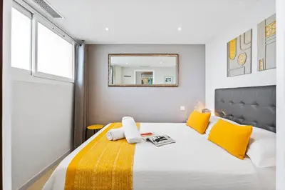 Un ou plusieurs lits dans un hébergement de l'établissement Downtown Cannes Modern 1-Br Apartment