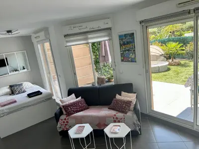 Un ou plusieurs lits dans un hébergement de l'établissement Joli studio climatisé avec Jardin dans résidence avec piscine