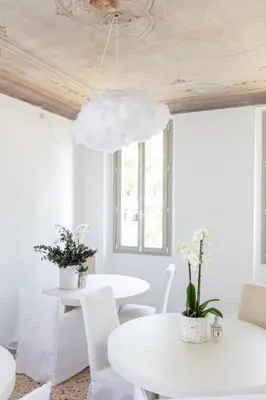 Coin salon dans l'établissement La Bâtisse en Blanc