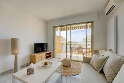 Télévision ou salle de divertissement dans l'établissement Cannes Californie Beautiful Apt with Sea View