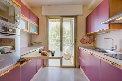 Cuisine ou kitchenette dans l'établissement Cannes Californie Beautiful Apt with Sea View