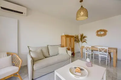 Coin salon dans l'établissement Cannes Californie Beautiful Apt with Sea View