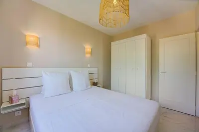 Un ou plusieurs lits dans un hébergement de l'établissement Cannes Californie Beautiful Apt with Sea View