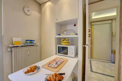 Cuisine ou kitchenette dans l'établissement Croisette, Amazing Beach Views, 1-bed Apt