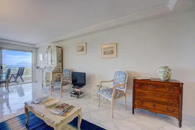 Télévision ou salle de divertissement dans l'établissement Croisette, Amazing Beach Views, 1-bed Apt