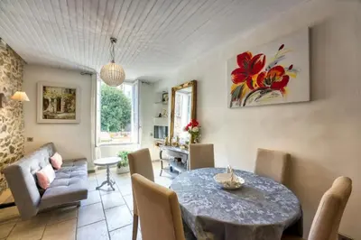 Coin salon dans l'établissement NEW 2-bed Central Cannes Apt