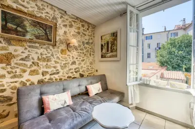 Coin salon dans l'établissement NEW 2-bed Central Cannes Apt