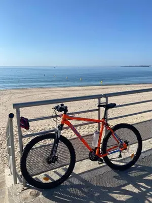 Vélo sur le terrain de l'établissement Villa Riviera ou dans les environs