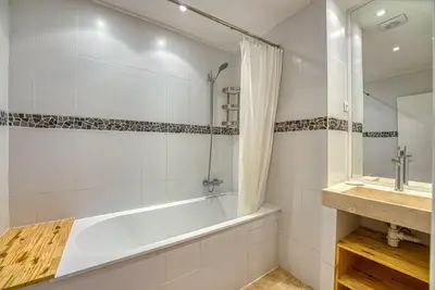Salle de bains dans l'établissement New - 1 Bed Apt Central Antibes