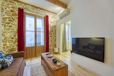 Télévision ou salle de divertissement dans l'établissement New - 1 Bed Apt Central Antibes