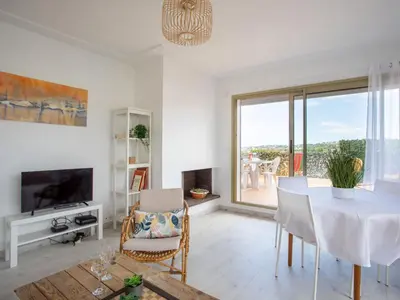 Télévision ou salle de divertissement dans l'établissement Apartment Le Montcey by Interhome