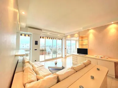 Télévision ou salle de divertissement dans l'établissement Colony apartment with parking, by Welcome to Cannes