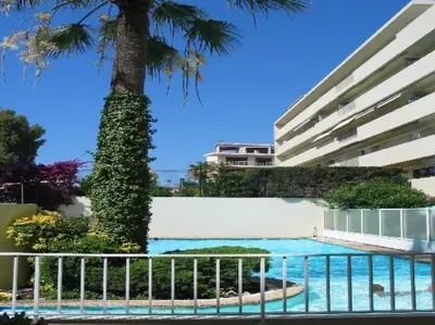 Piscine de l'établissement Studio cosy à 30 mètres de la plage ou située à proximité