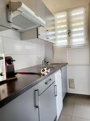 Cuisine ou kitchenette dans l'établissement Cosy Studio à Cannes 8 min de la Croisette