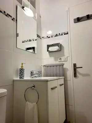 Salle de bains dans l'établissement Cosy Studio à Cannes 8 min de la Croisette