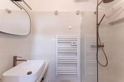 Salle de bains dans l'établissement Duplex Pradignac by Halldis