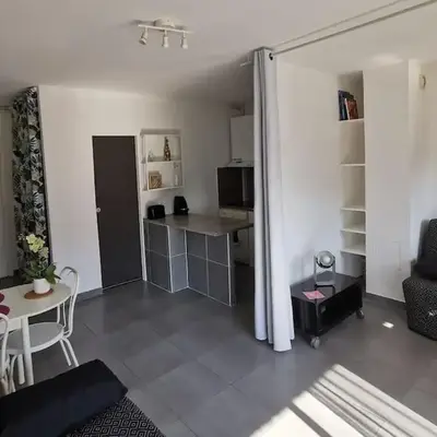Grand studio calme bien situé