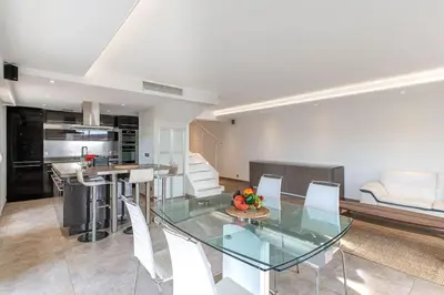 Cuisine ou kitchenette dans l'établissement La Palmeraie - Piscine et Toit Terrasse