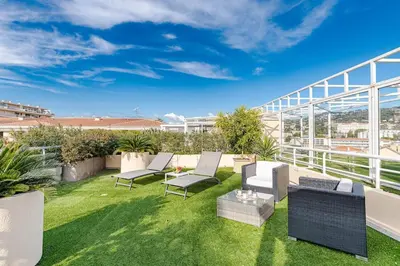 Coin salon dans l'établissement La Palmeraie - Piscine et Toit Terrasse