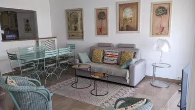 Coin salon dans l'établissement ANTIBES très belle situation !