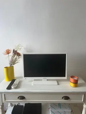 Télévision ou salle de divertissement dans l'établissement Le Fersen - cosy studio- coeur vieil Antibes