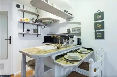 Cuisine ou kitchenette dans l'établissement Le Fersen - cosy studio- coeur vieil Antibes
