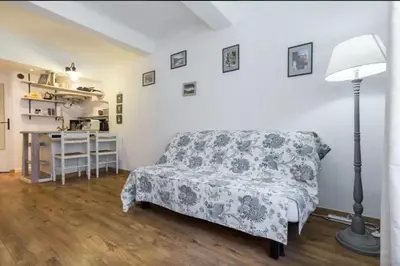 Cuisine ou kitchenette dans l'établissement Le Fersen - cosy studio- coeur vieil Antibes