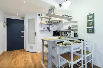 Cuisine ou kitchenette dans l'établissement Le Fersen - cosy studio- coeur vieil Antibes