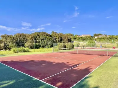 Tennis ou squash au sein de la villa ou à proximité