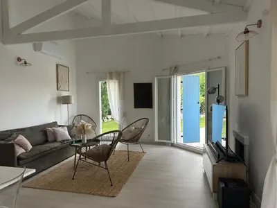 Télévision ou salle de divertissement dans l'établissement Jolie maison familiale
