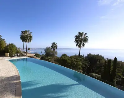Piscine de l'établissement Appartement vue mer piscine à débordement ou située à proximité