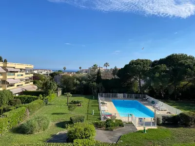 Piscine de l'établissement Grand Studio proche mer avec piscine. ou située à proximité